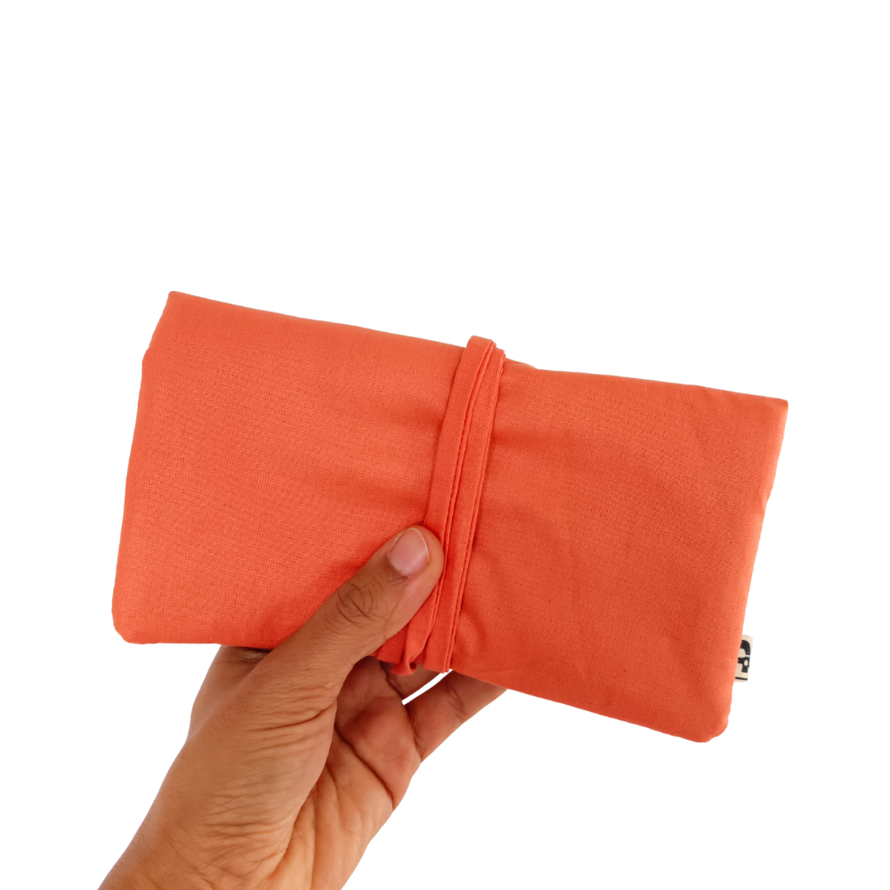 L'organisateur de bijoux de la Machine à récup' est un accessoire conçu avec des tissus issus du réemploi et cousu avec la participation d'ateliers de couture solidaires en Sarthe