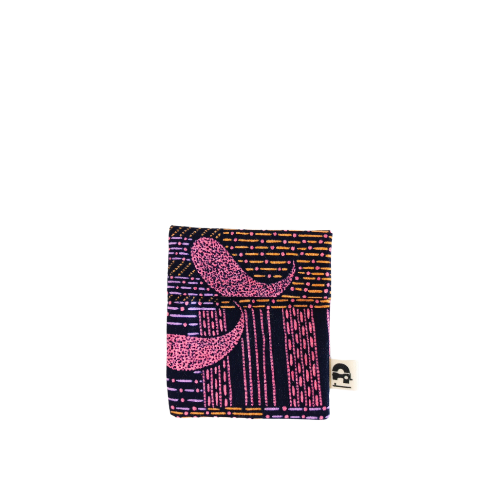 Le petit pochon en tissu Machine à récup' est un accessoire conçu avec des tissus issus du réemploi et cousu avec la participation d'ateliers de couture solidaires en Sarthe