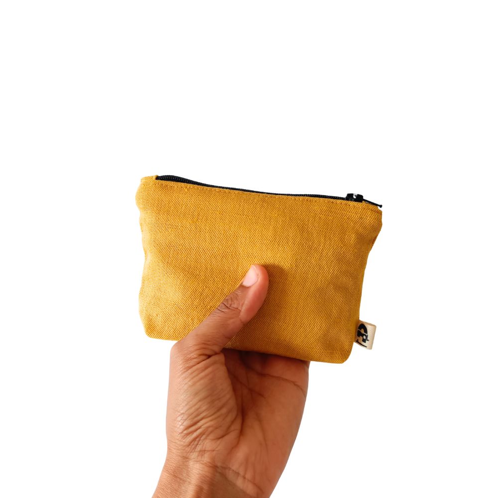 petit porte monnaie femme de La Machine à récup', marque d'upcycling qui revalorise des tissus de 2nde main avec la participation d'ateliers de couture solidaires
