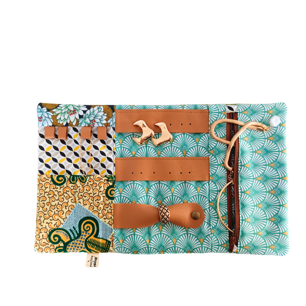 Le petit rangement à bijoux de la Machine à récup' est un accessoire conçu avec des tissus issus du réemploi et cousu avec la participation d'ateliers de couture solidaires en Sarthe