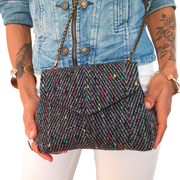 Le sac à main chaîne de la Machine à récup' est un accessoire écoresponsable et éthique, taillé dans des tissus issus du réemploi  et cousu avec la participation d'ateliers de couture solidaires.