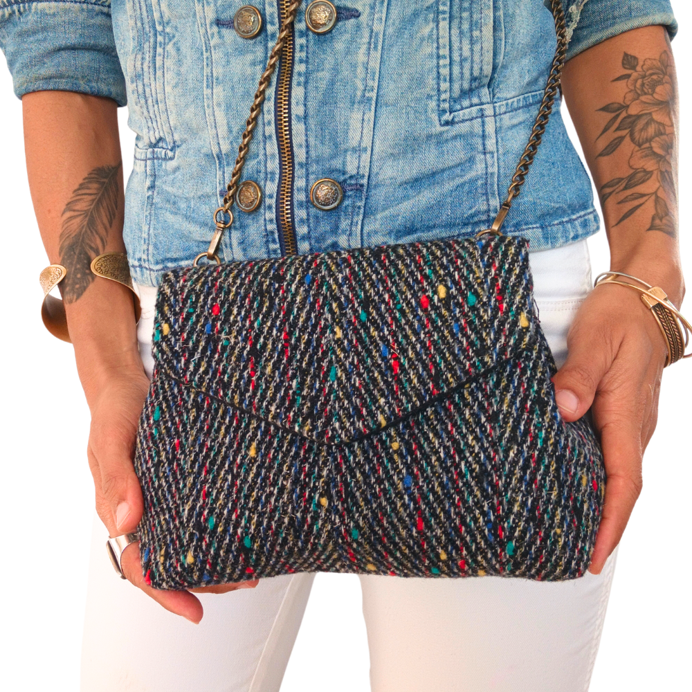 Le sac à main chaîne de la Machine à récup' est un accessoire écoresponsable et éthique, taillé dans des tissus issus du réemploi  et cousu avec la participation d'ateliers de couture solidaires.