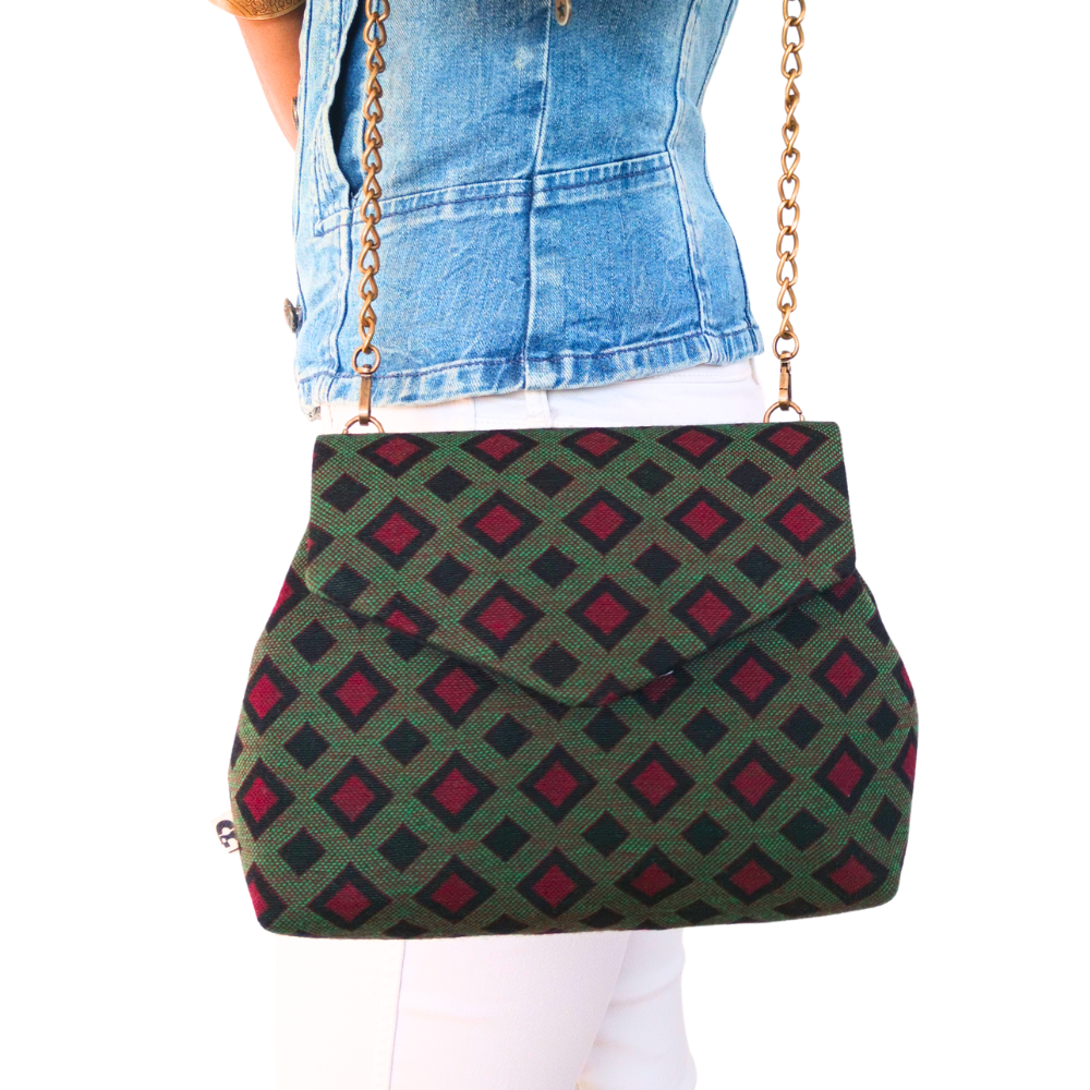 Le petit sac chic de mariage de la Machine à récup' est un accessoire écoresponsable et éthique, taillé dans des tissus issus du réemploi  et cousu avec la participation d'ateliers de couture solidaires.