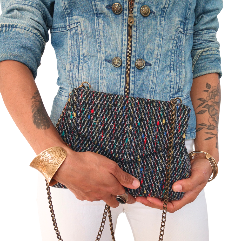 Le petit sac bandoulière en tissu de la Machine à récup' est un accessoire écoresponsable et éthique, taillé dans des tissus issus du réemploi  et cousu avec la participation d'ateliers de couture solidaires.