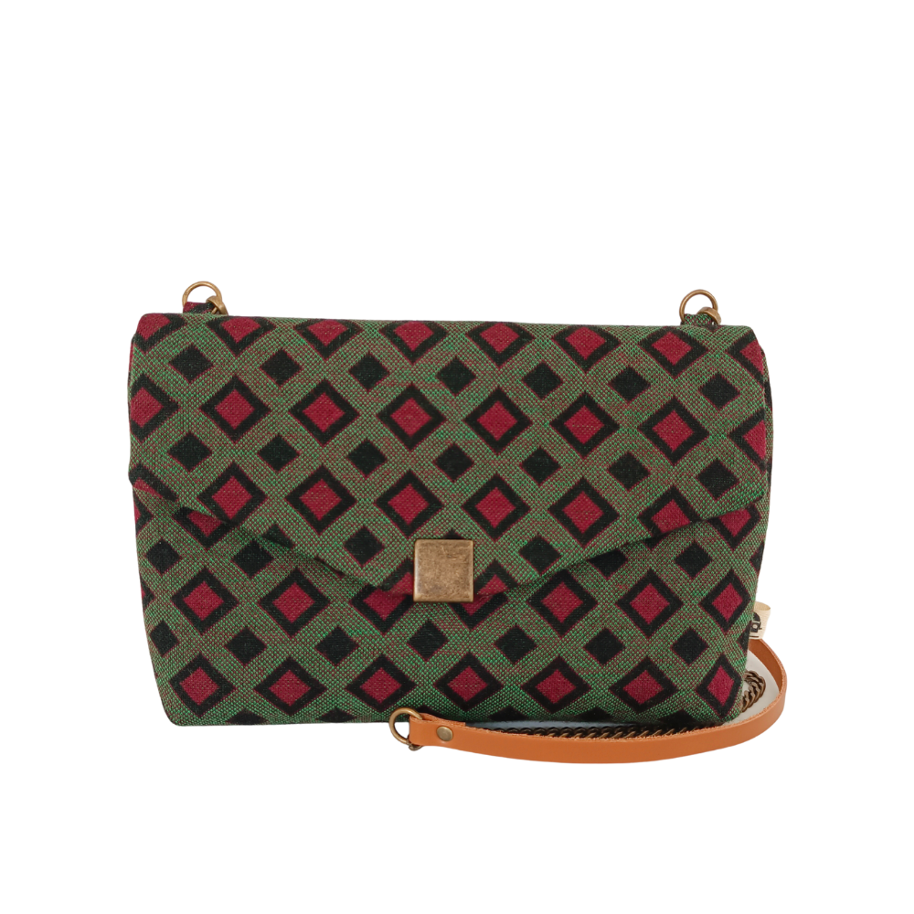 Le petit sac femme en bandoulière de la Machine à récup' est un accessoire écoresponsable et éthique, taillé dans des tissus issus du réemploi  et cousu avec la participation d'ateliers de couture solidaires.