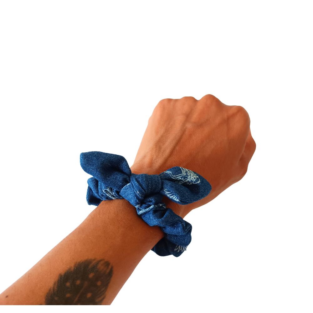 petit scrunchie bleu conçu avec des tissus revalorisés pour une mode plus écoresponsable et éthique