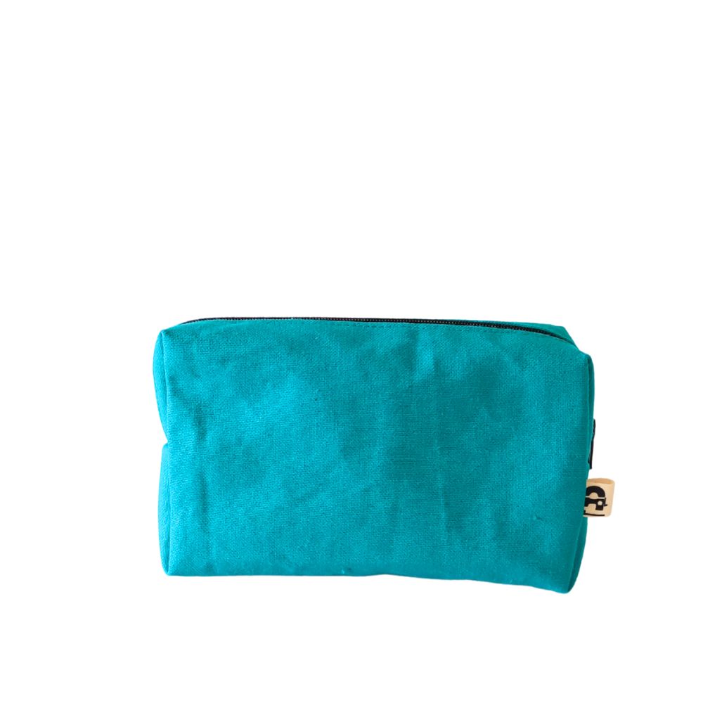 petite pochette zippée en tissu écoconçue par La machine à récup' marque engagée dans le réemploi des textiles avec la participation d'ateliers de couture solidaires