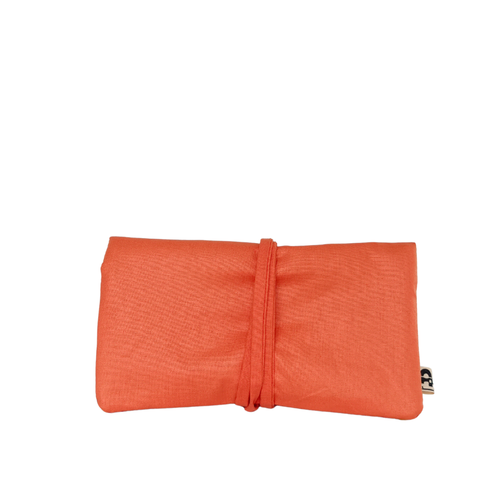 La pochette pour les bijoux  de la Machine à récup' est un accessoire conçu avec des tissus issus du réemploi et cousu avec la participation d'ateliers de couture solidaires en Sarthe