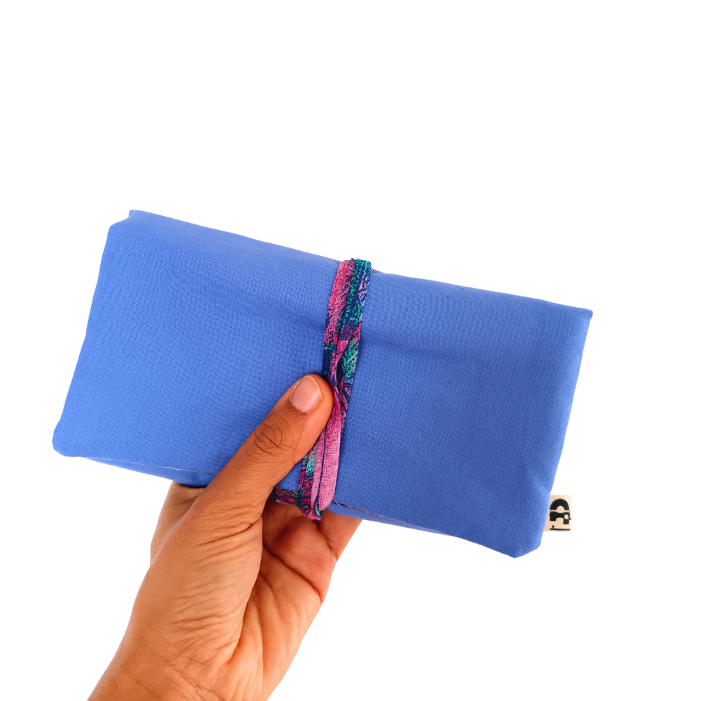 La pochette en tissu pour les bijoux de la Machine à récup' est un accessoire conçu avec des tissus issus du réemploi et cousu avec la participation d'ateliers de couture solidaires en Sarthe