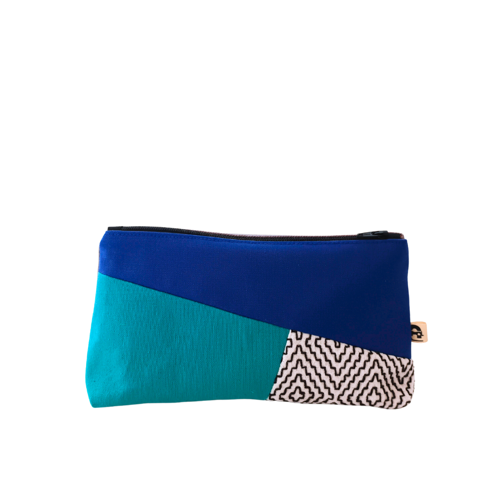 La petite pochette zippée de la Machine à récup, est un accessoire conçu avec des tissus revalorisés et la participation d'ateliers de couture en ESAT et en chantier d'insertion.