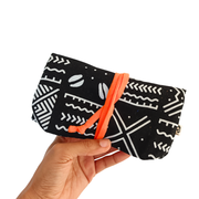 Petite trousse à bijoux colorée de la marque écoresponsable La Machine à récup qui revalorise des tissus avec la participation d'ateliers solidaires.