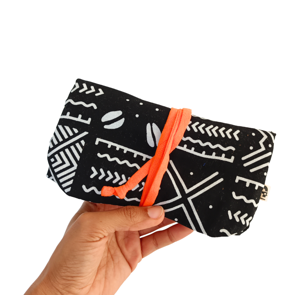 Petite trousse à bijoux colorée de la marque écoresponsable La Machine à récup qui revalorise des tissus avec la participation d'ateliers solidaires.