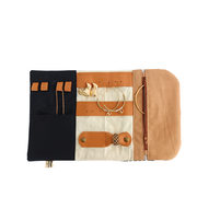Petite trousse à bijoux en tissu de la marque écoresponsable La Machine à récup qui revalorise des tissus avec la participation d'ateliers solidaires.
