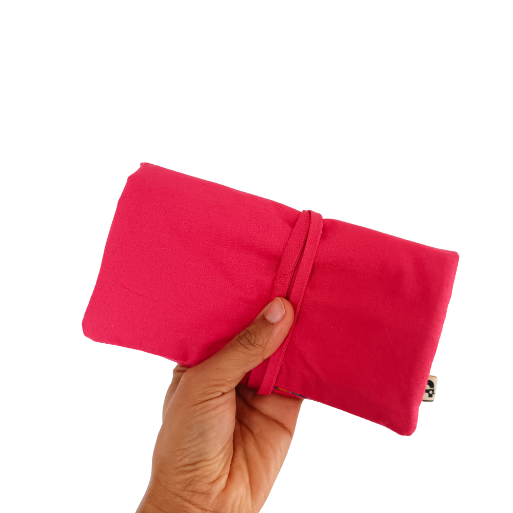 La trousse écoresponsable de la Machine à récup' est un accessoire conçu avec des tissus issus du réemploi et cousu avec la participation d'ateliers de couture solidaires en Sarthe