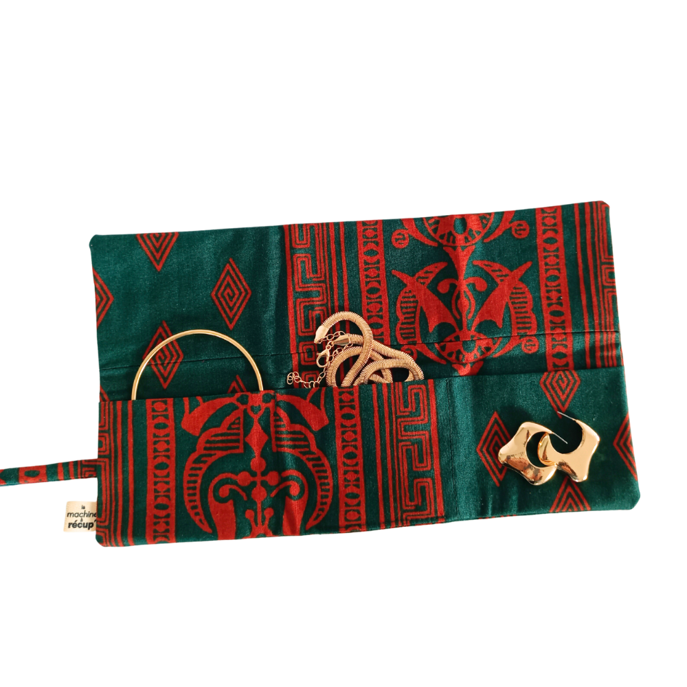 La pochette à bijoux fait main de la Machine à récup' est un accessoire conçu avec des tissus issus du réemploi et cousu avec la participation d'ateliers de couture solidaires en Sarthe