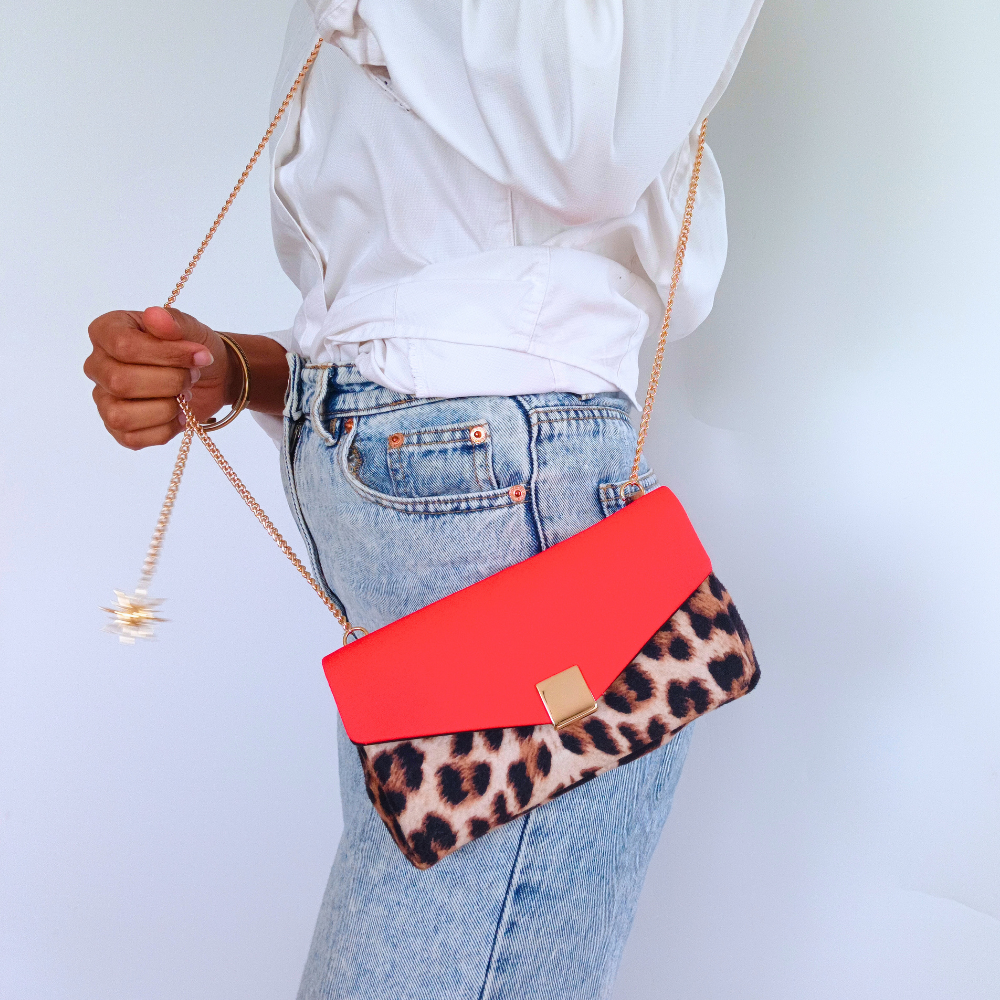 pochette bandoulière femme de la marque écoresponsable La Machine à récup qui revalorise des tissus avec la participation d'ateliers solidaires.