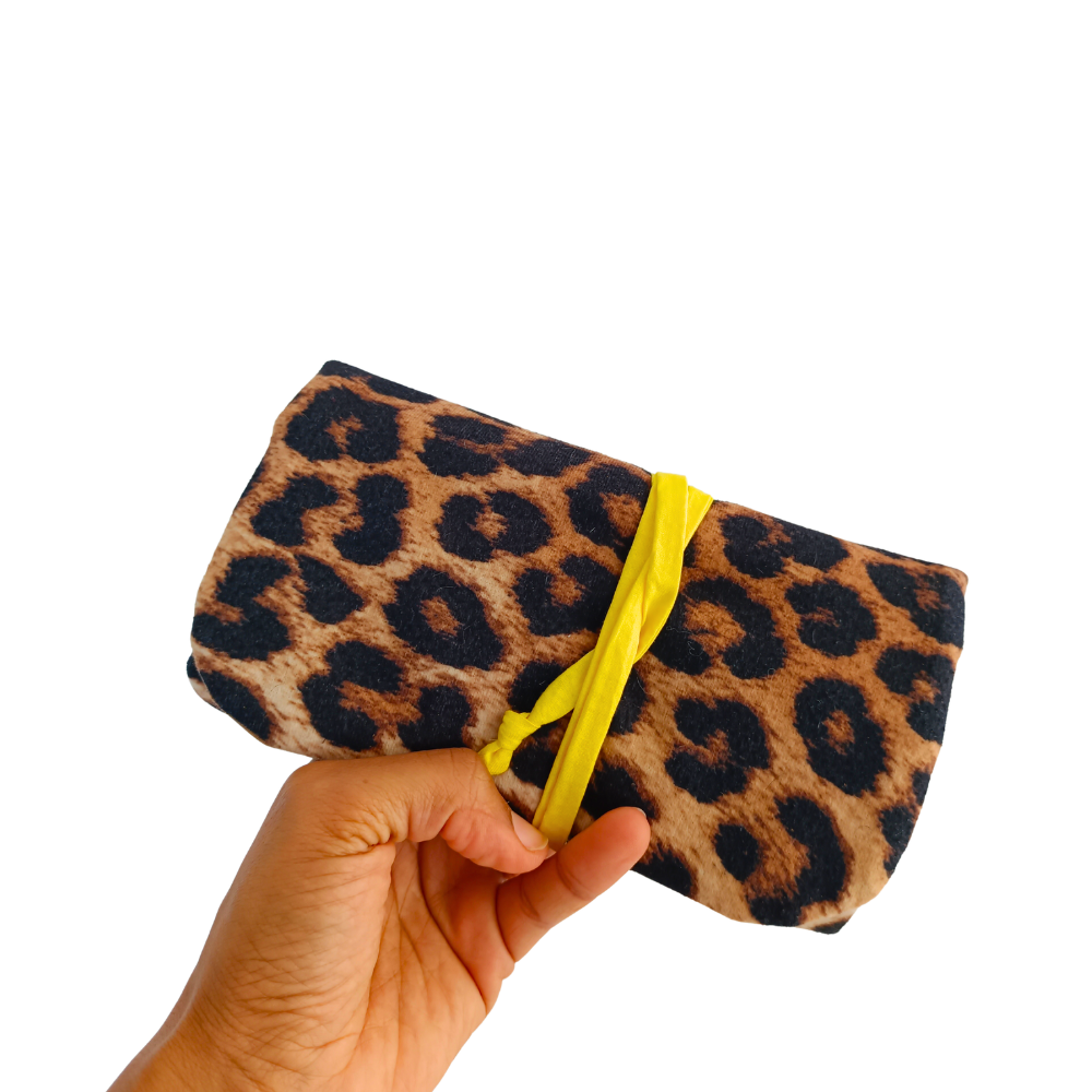 Pochette à bijoux pop de la marque écoresponsable La Machine à récup qui revalorise des tissus avec la participation d'ateliers solidaires.