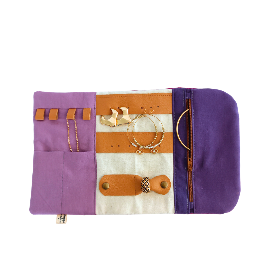 Pochette à bijoux de voyage en tissu de la marque écoresponsable La Machine à récup qui revalorise des tissus avec la participation d'ateliers solidaires.