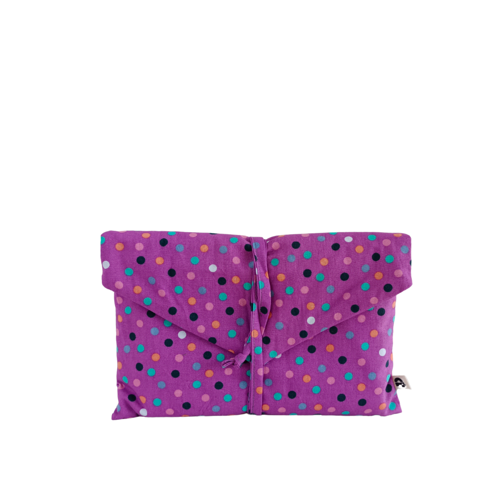 La Machine à récup' propose des accessoires écoresponsables et upcyclés cousus avec la participation d'ateliers de couture solidaires, comme cette pochette de protection à livres