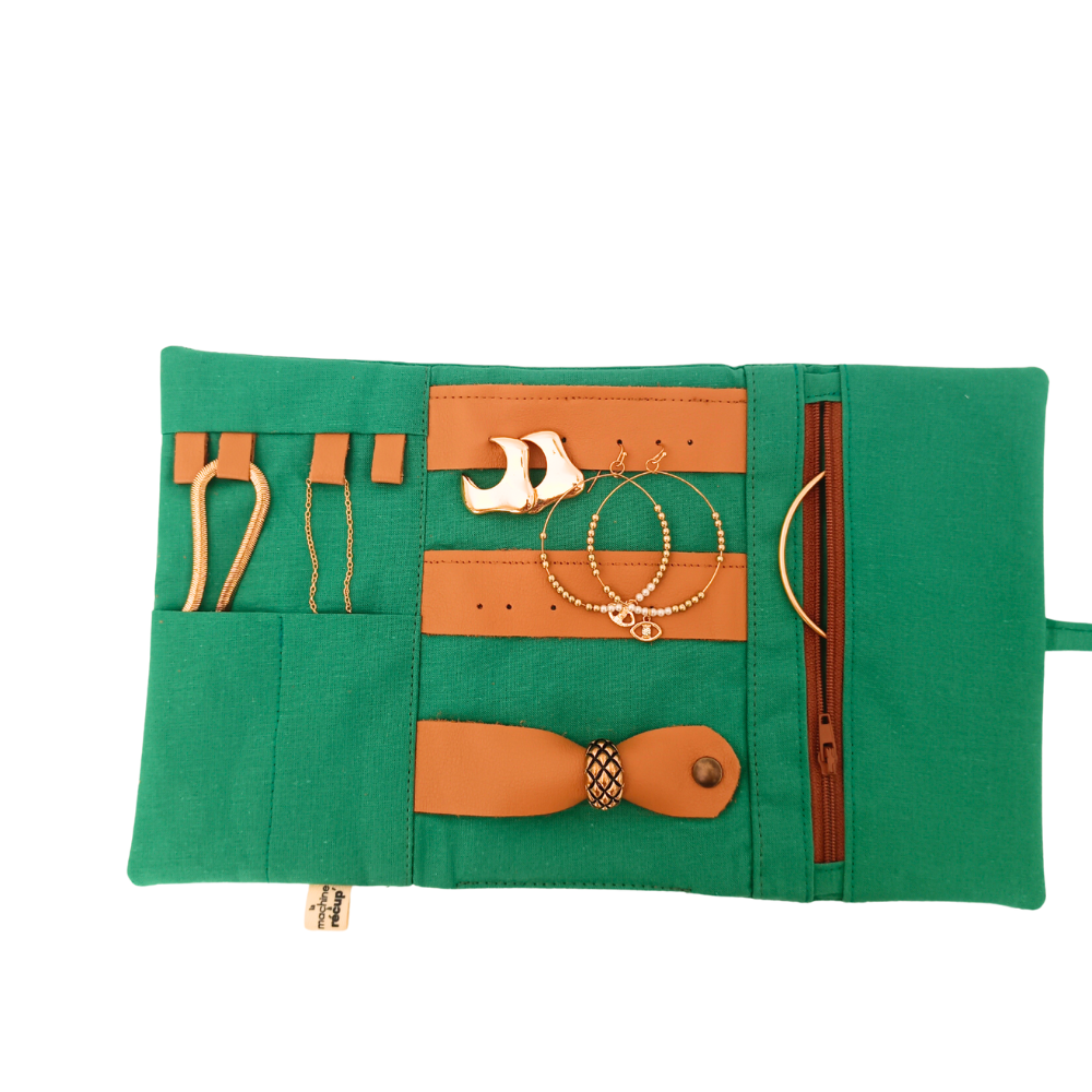 pochette en tissu pour bijoux de La Machine à récup', marque d'upcycling qui revalorise des tissus de 2nde main avec la participation d'ateliers de couture solidaires