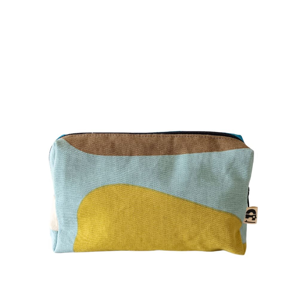 Pochette de rangement pour la monnaie et les papiers d'identité de La Machine à récup' qui revalorise des tissus dans une démarche d'upcycling avec la participation d'ateliers de couture solidaires