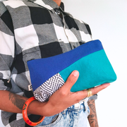 La pochette femme colorée de la Machine à récup, est un accessoire conçu avec des tissus revalorisés et la participation d'ateliers de couture en ESAT et en chantier d'insertion.