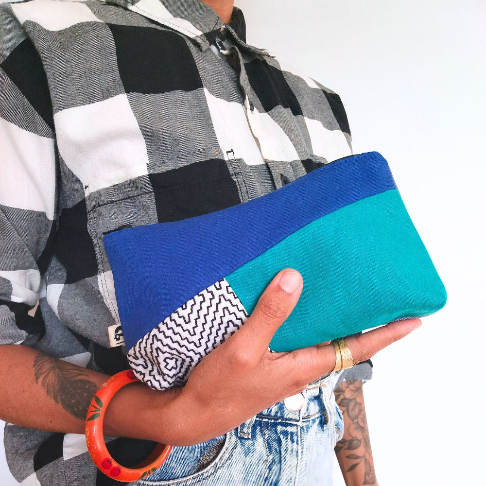 La pochette femme colorée de la Machine à récup, est un accessoire conçu avec des tissus revalorisés et la participation d'ateliers de couture en ESAT et en chantier d'insertion.