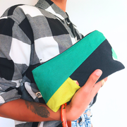 La pochette femme de la Machine à récup, est un accessoire conçu avec des tissus revalorisés et la participation d'ateliers de couture en ESAT et en chantier d'insertion.