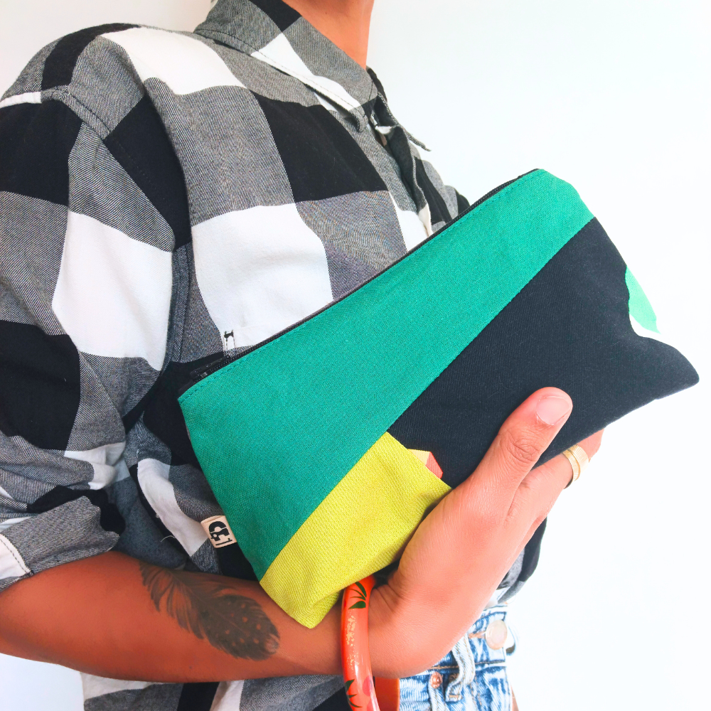 La pochette femme de la Machine à récup, est un accessoire conçu avec des tissus revalorisés et la participation d'ateliers de couture en ESAT et en chantier d'insertion.