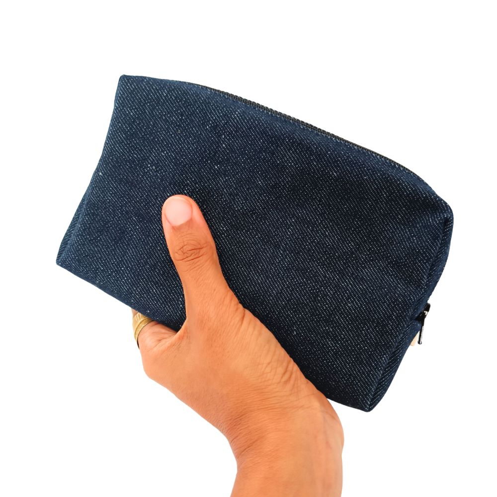 pochette portefeuille en denim de La Machine à récup', marque d'upcycling qui revalorise des tissus de 2nde main avec la participation d'ateliers de couture solidaires