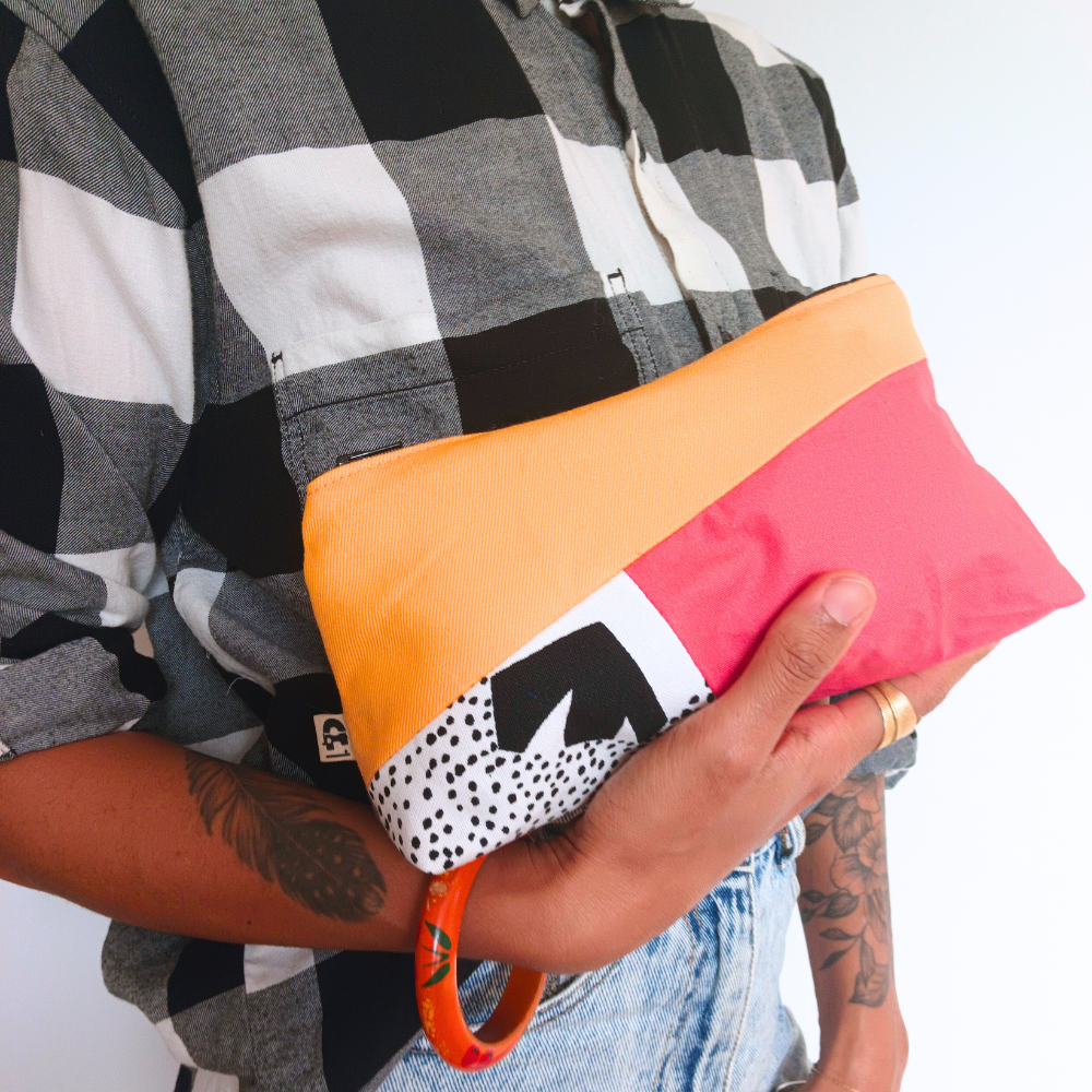 La pochette pour sac à main femme de la Machine à récup, est un accessoire conçu avec des tissus revalorisés et la participation d'ateliers de couture en ESAT et en chantier d'insertion.