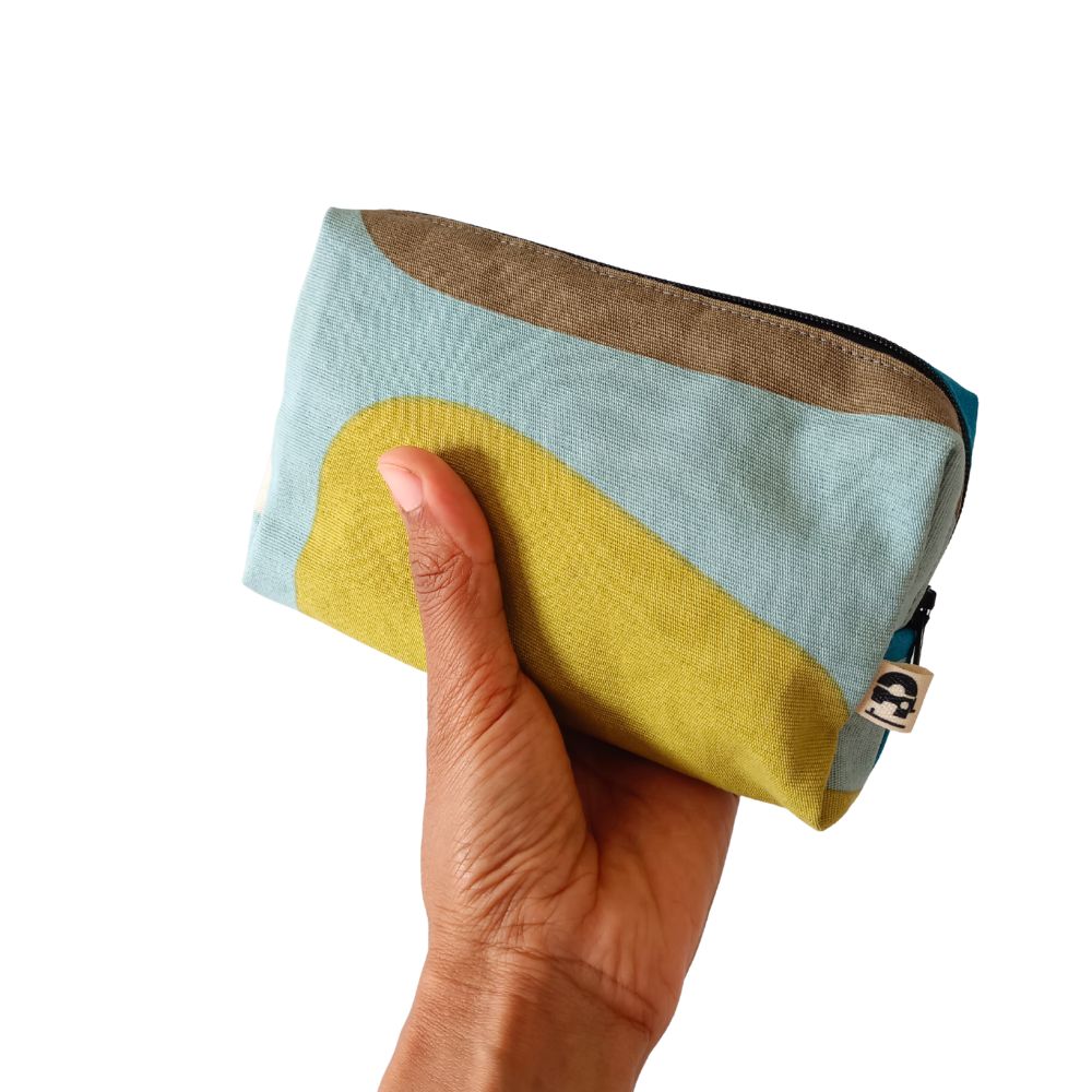 Pochette de rangement pour la monnaie et les papiers d'identité de La Machine à récup' qui revalorise des tissus dans une démarche d'upcycling avec la participation d'ateliers de couture solidaires