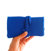 trousse à bijoux bleu qui se ferme avec un lien