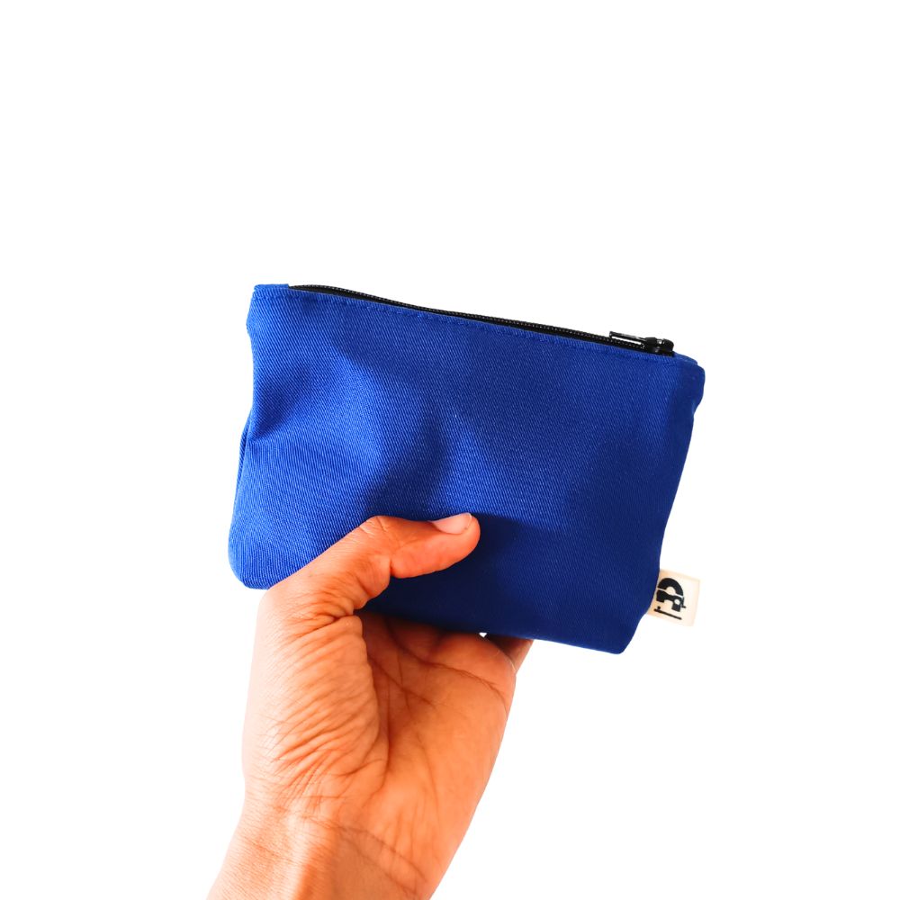 porte monnaie bleu de La Machine à récup', marque d'upcycling qui revalorise des tissus de 2nde main avec la participation d'ateliers de couture solidaires