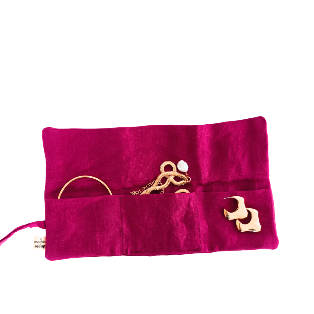 Le protège bijoux de la Machine à récup' est un accessoire conçu avec des tissus issus du réemploi et cousu avec la participation d'ateliers de couture solidaires en Sarthe
