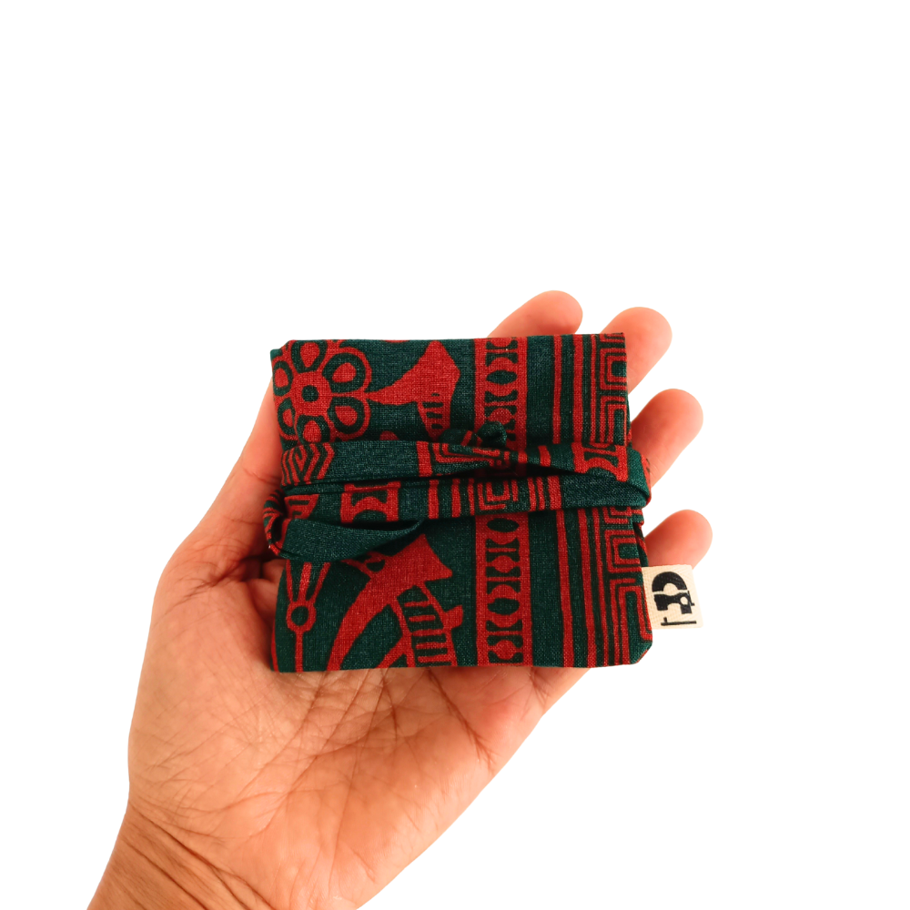 Le range bijoux en tissu de la Machine à récup' est un accessoire conçu avec des tissus issus du réemploi et cousu avec la participation d'ateliers de couture solidaires en Sarthe