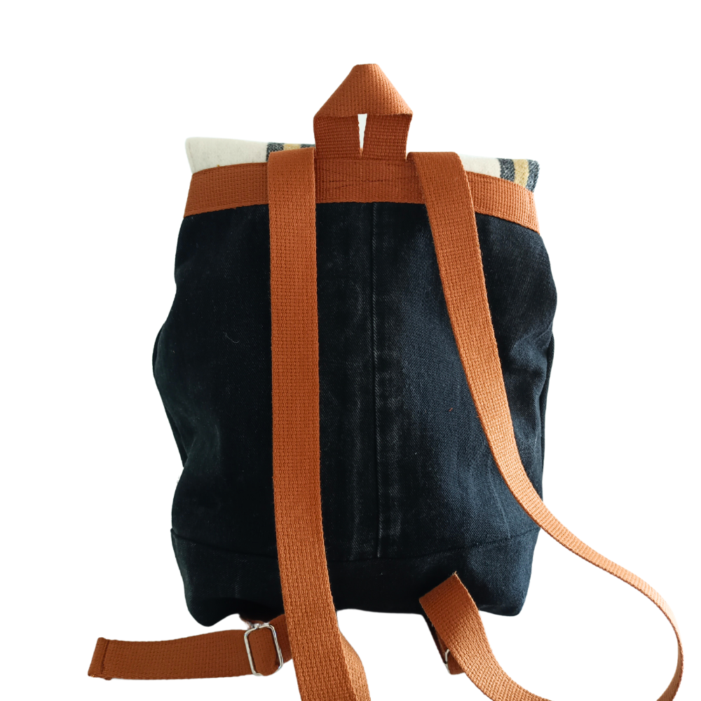 Découvrez le sac à dos upcyclé ROSARIO, un accessoire confectionné de manière écologique et éco responsable avec du tissu 100% upcyclé. Il est conçu en petite série de façon artisanale en Sarthe. Un sac slow fashion sans compromis sur le style.