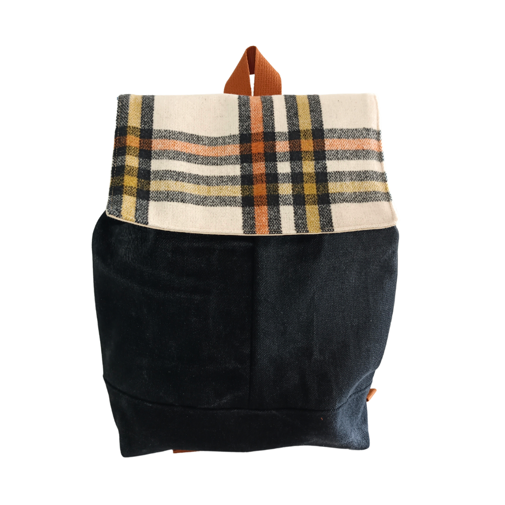 Découvrez le sac à dos upcyclé ROSARIO, un accessoire confectionné de manière écologique et éco responsable avec du tissu 100% upcyclé. Il est conçu en petite série de façon artisanale en Sarthe. Un sac slow fashion sans compromis sur le style.