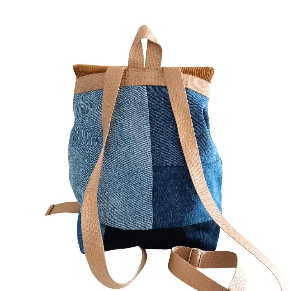 Découvrez le sac à dos upcyclé ROSARIO, un accessoire confectionné de manière écologique et éco responsable avec du tissu 100% upcyclé. Il est conçu en petite série de façon artisanale en Sarthe. Un sac slow fashion sans compromis sur le style.