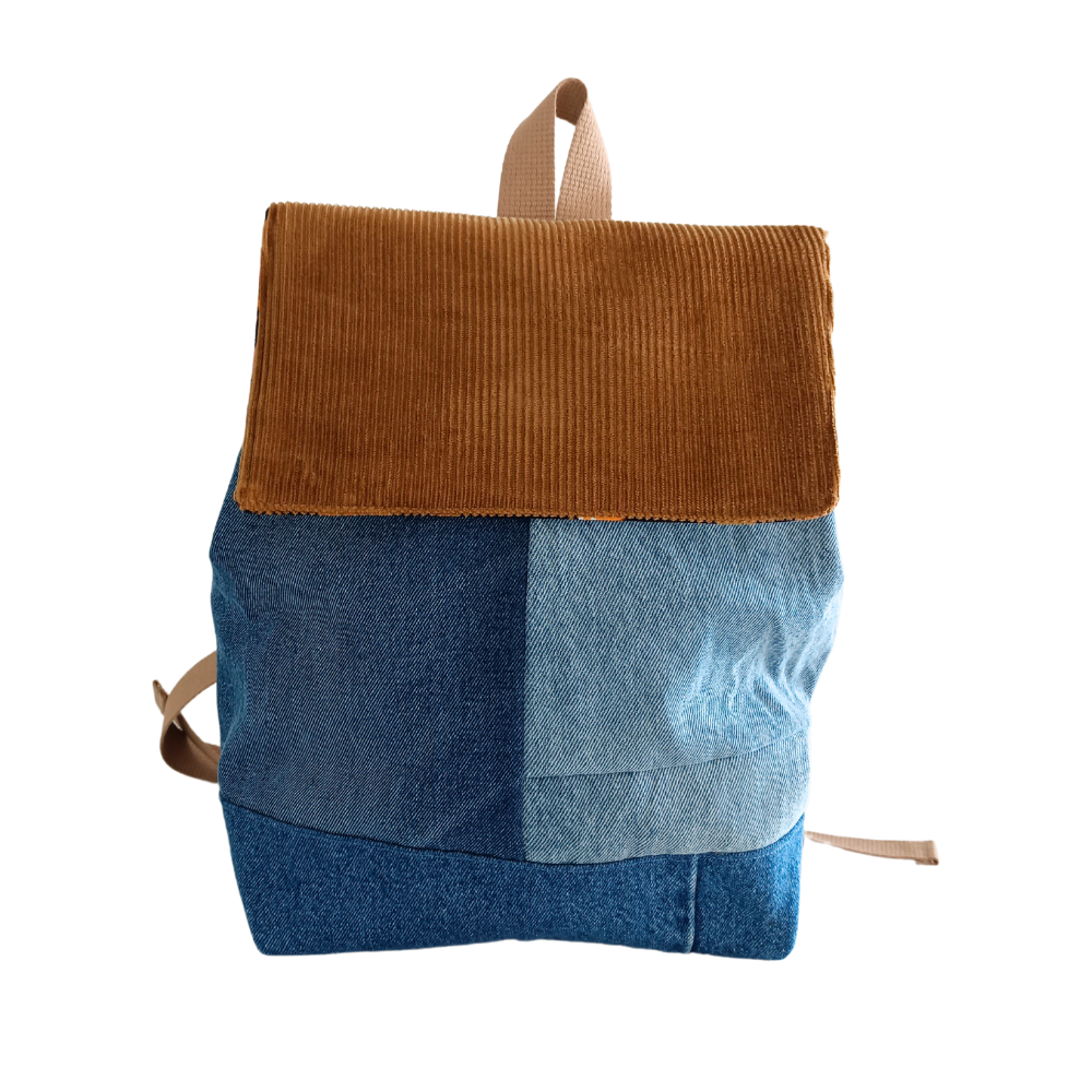 Découvrez le sac à dos upcyclé ROSARIO, un accessoire confectionné de manière écologique et éco responsable avec du tissu 100% upcyclé. Il est conçu en petite série de façon artisanale en Sarthe. Un sac slow fashion sans compromis sur le style.