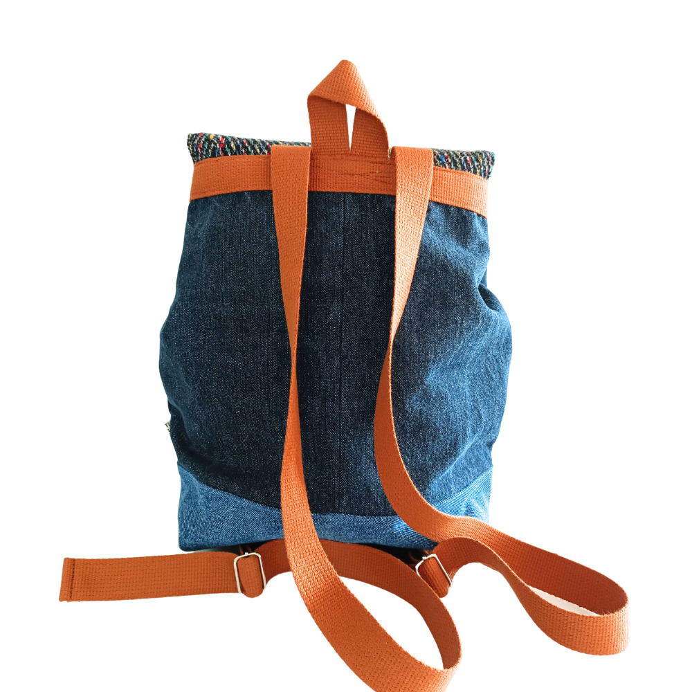 Découvrez le sac à dos upcyclé ROSARIO, un accessoire confectionné de manière écologique et éco responsable avec du tissu 100% upcyclé. Il est conçu en petite série de façon artisanale en Sarthe. Un sac slow fashion sans compromis sur le style.