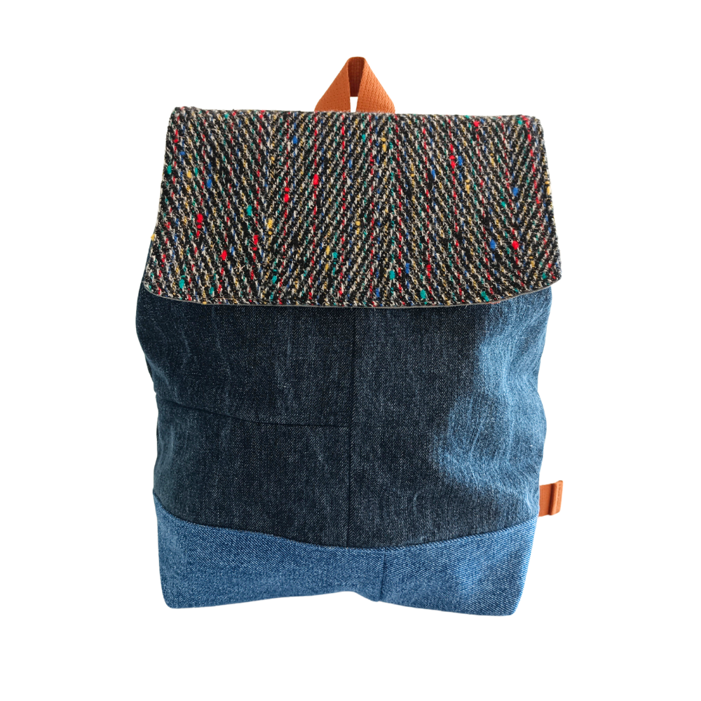 Découvrez le sac à dos upcyclé ROSARIO, un accessoire confectionné de manière écologique et éco responsable avec du tissu 100% upcyclé. Il est conçu en petite série de façon artisanale en Sarthe. Un sac slow fashion sans compromis sur le style.