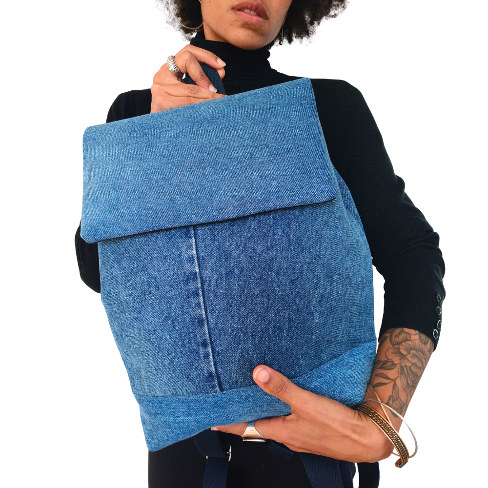 sac à dos made in France en jean  de la Machine à récup' marque engagée pour réduire l'empreinte écologique de la mode et pour une mode plus solidaire