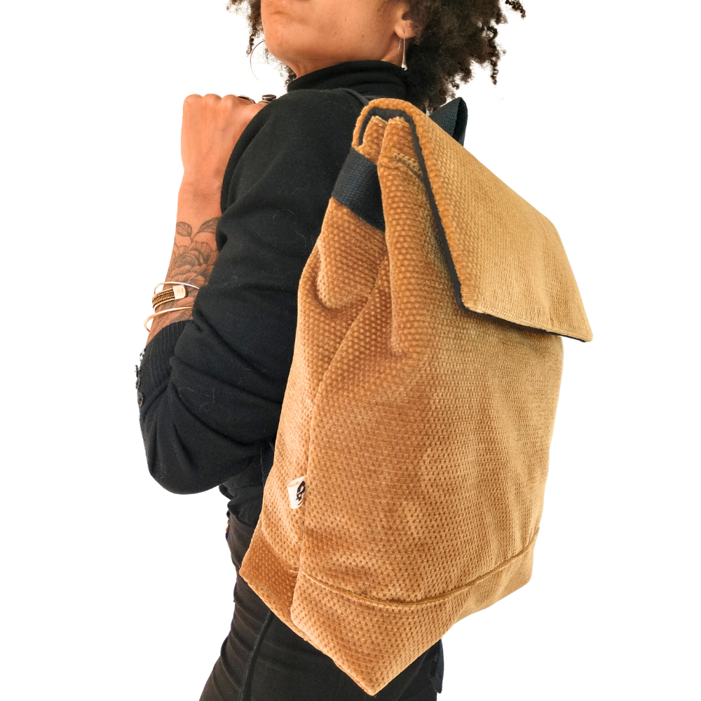 sac à dos original pour femme  de la Machine à récup' marque française engagée pour réduire l'empreinte écologique de la mode et pour une mode plus solidaire