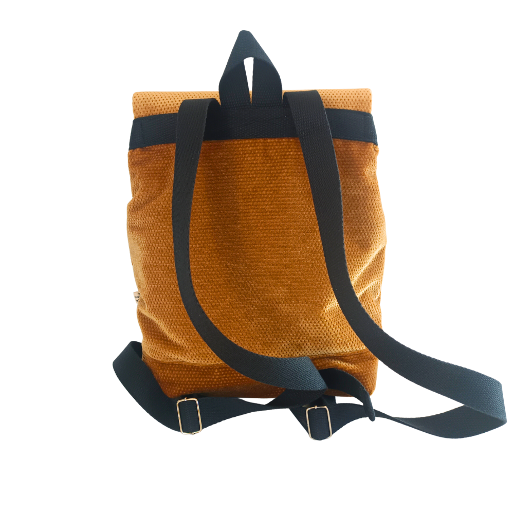 sac à dos en velours  de la Machine à récup' marque française engagée pour réduire l'empreinte écologique de la mode et pour une mode plus solidaire