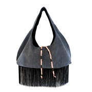 Sac à frange noir de la marque écoresponsable La Machine à récup qui revalorise des tissus avec la participation d'ateliers solidaires.
