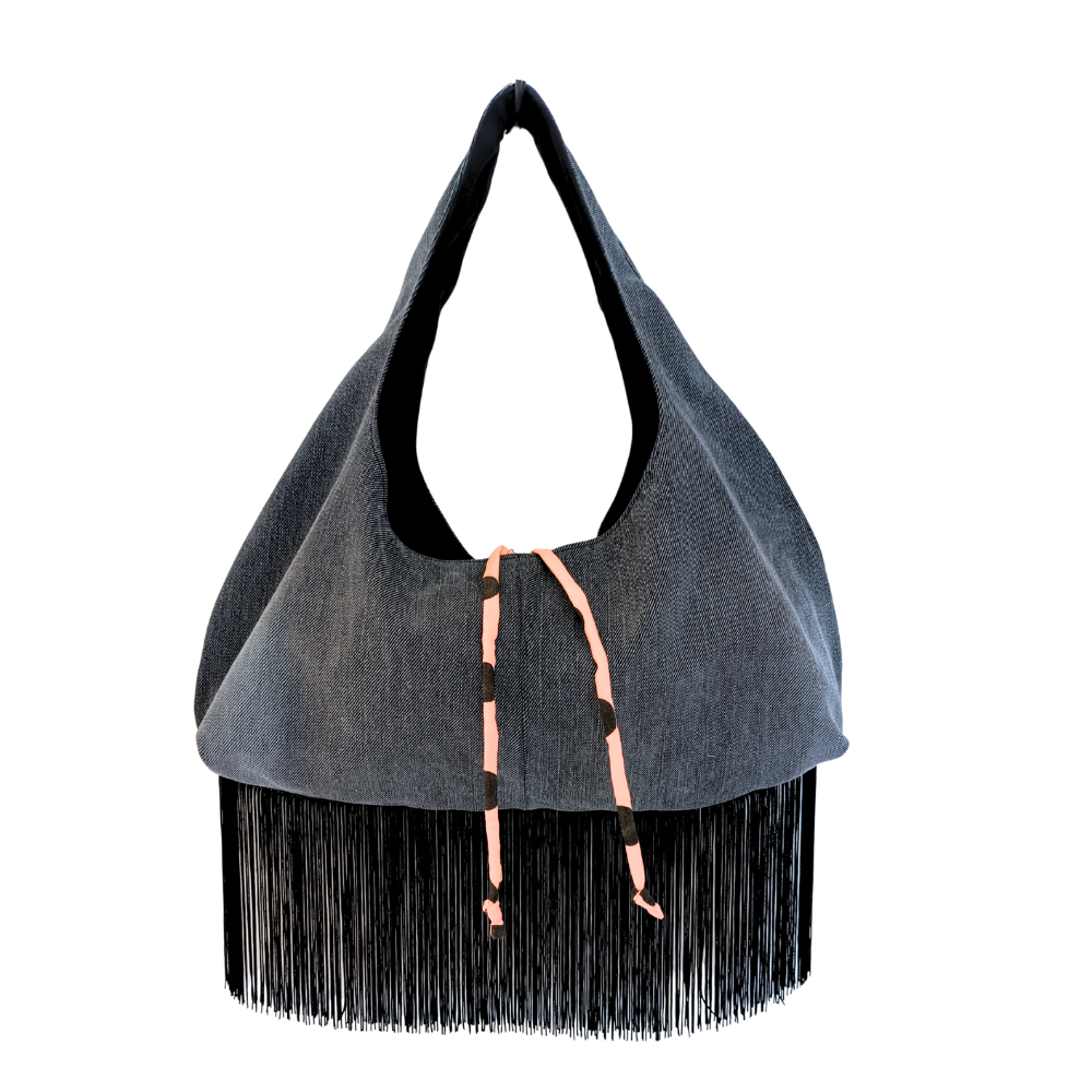 Sac à frange noir de la marque écoresponsable La Machine à récup qui revalorise des tissus avec la participation d'ateliers solidaires.