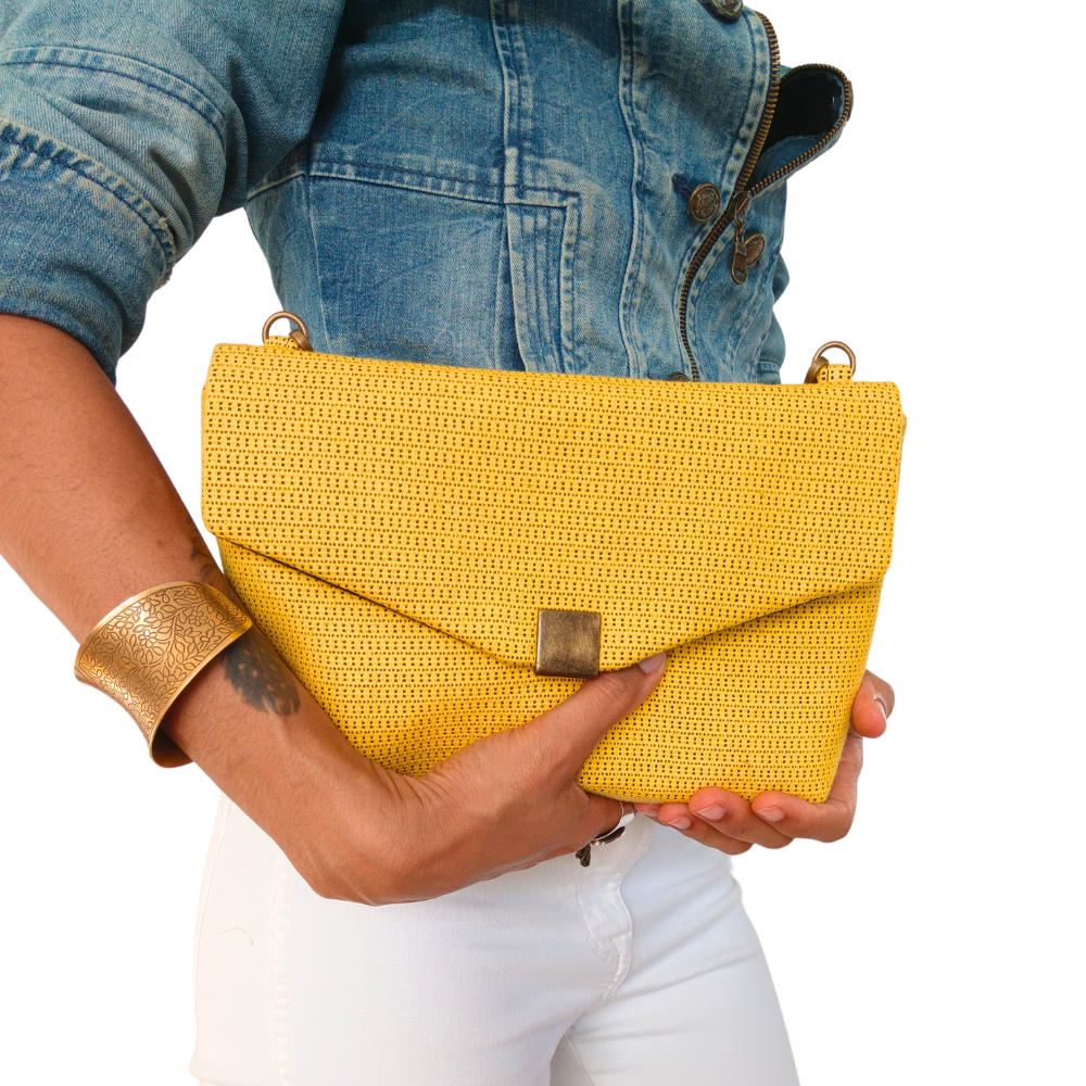 Le sac à main artisanal et éthique de la Machine à récup' est un accessoire écoresponsable et éthique, taillé dans des tissus issus du réemploi  et cousu avec la participation d'ateliers de couture solidaires.