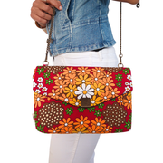 Le sac à main artisanal de fabrication française de la Machine à récup' est un accessoire écoresponsable et éthique, taillé dans des tissus issus du réemploi  et cousu avec la participation d'ateliers de couture solidaires.