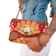 Le sac à main artisanal français de la Machine à récup' est un accessoire écoresponsable et éthique, taillé dans des tissus issus du réemploi  et cousu avec la participation d'ateliers de couture solidaires.